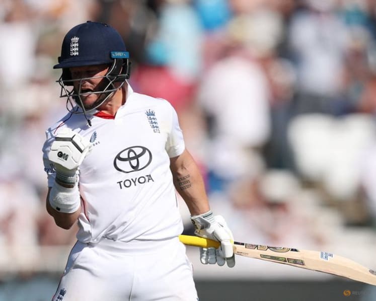England roar back in second test with wickets for Stokes and century for Duckett