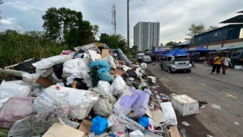 Peniaga pasar malam Johor Bahru mahu isu pembuangan sampah haram ditangani segera Peniaga pasar malam Johor Bahru mahu isu pembuangan sampah haram ditangani segera