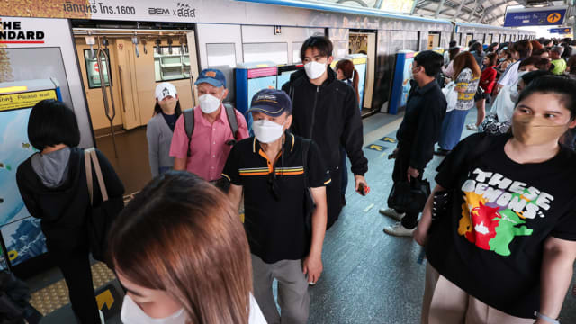 曼谷民众响应免费搭公交 首日出现超过四成增幅