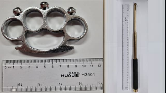 青年携危险武器上街 遇警心虚飞逃数条街 