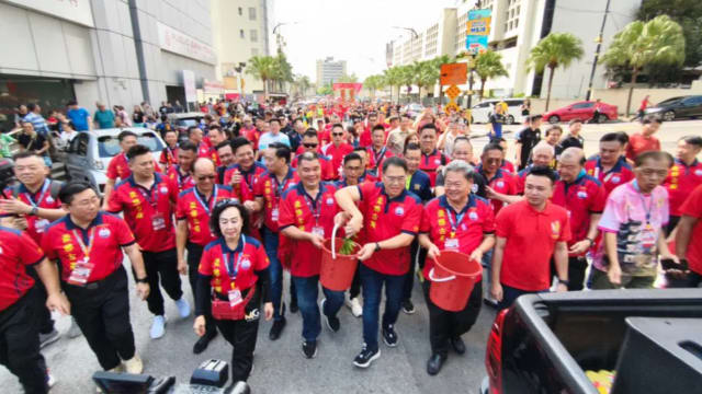 柔佛古庙游神将开始 善信洗街为众神出銮做准备