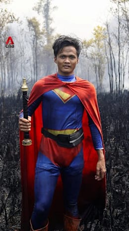 ‘Superman’ turun tangan padamkan kebakaran hutan di Kalimantan