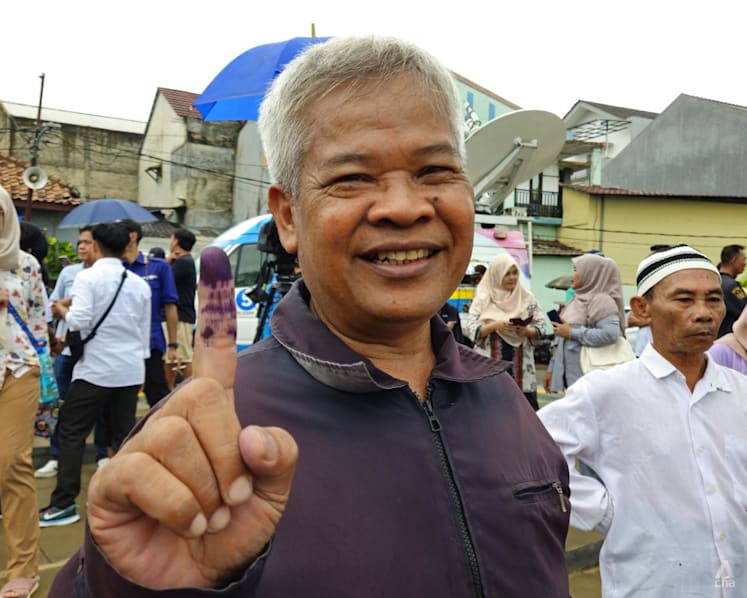 'Pesta demokrasi' Indonesia berjalan saat para pemilih keluar untuk memilih presiden baru, para legislator