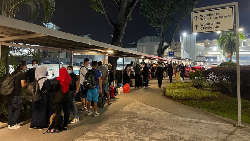 LAPORAN BERGAMBAR: Barisan panjang boleh dilihat di Pusat Pemeriksaan Woodlands