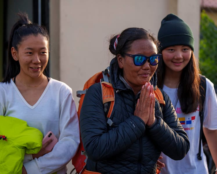 Hundreds of Everest climbers begin to return from summit