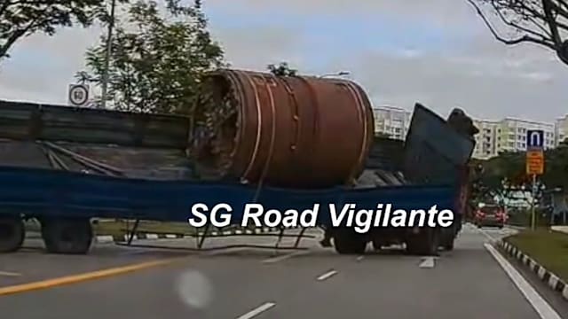 转弯时导致巨桶滚落马路 拖车司机正协助调查