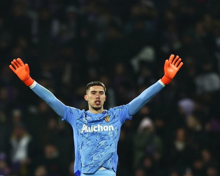 Uncapped goalkeeper gets first French call up in World Cup squad
