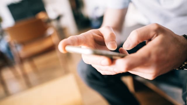 “简讯拇指”成现代文明病 专家呼吁适时放下手机