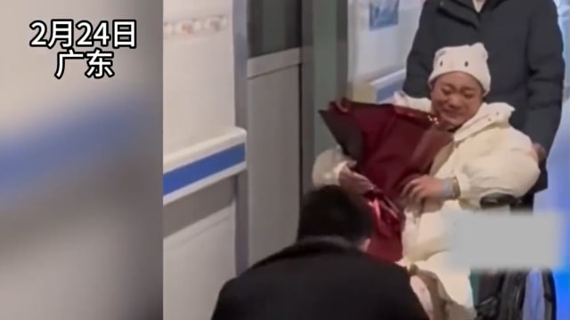 妻子生第四胎出院 男子跪谢反遭网酸