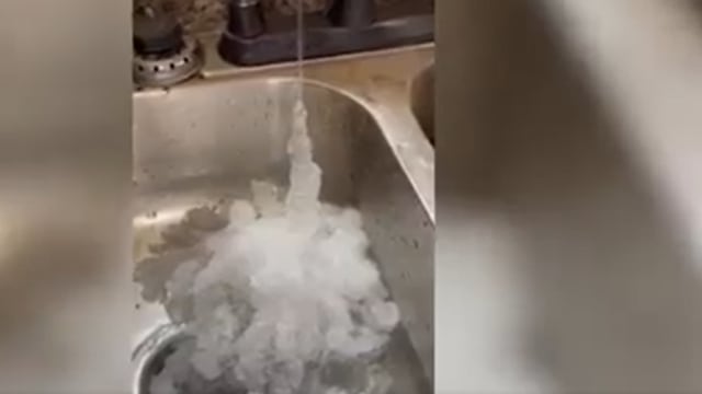 美国遇上最冷圣诞节 水龙头流水秒变冰柱