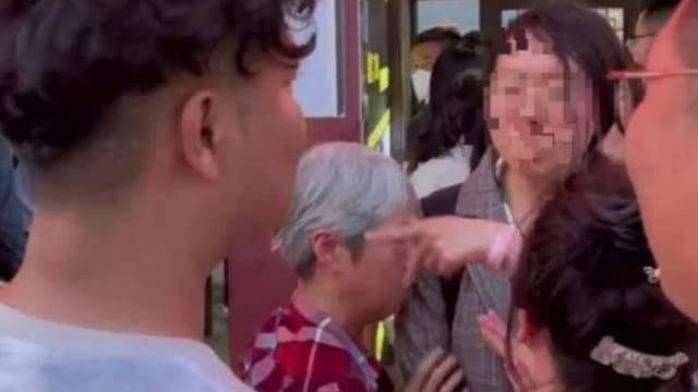 中国“插队婆孙”怒吼他人爆红 发飙形象被做成表情包传播