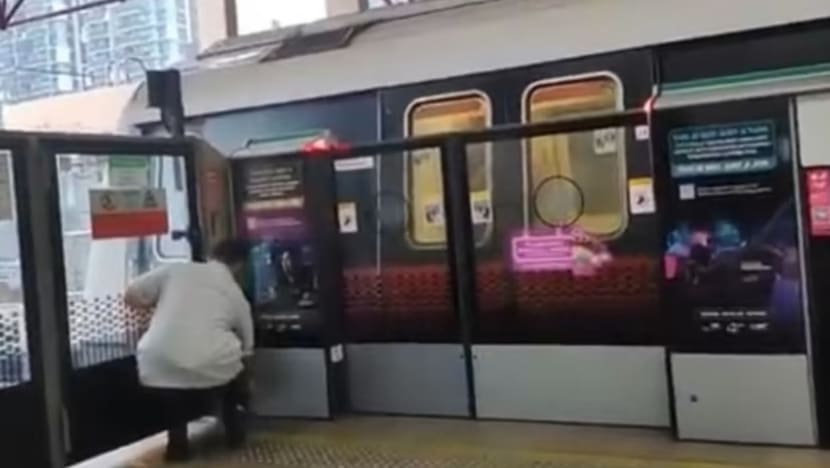 SMRT buat aduan polis selepas budak lelaki 'sengaja' halang pintu skrin platform ditutup SMRT buat aduan polis selepas budak lelaki 'sengaja' halang pintu skrin platform ditutup