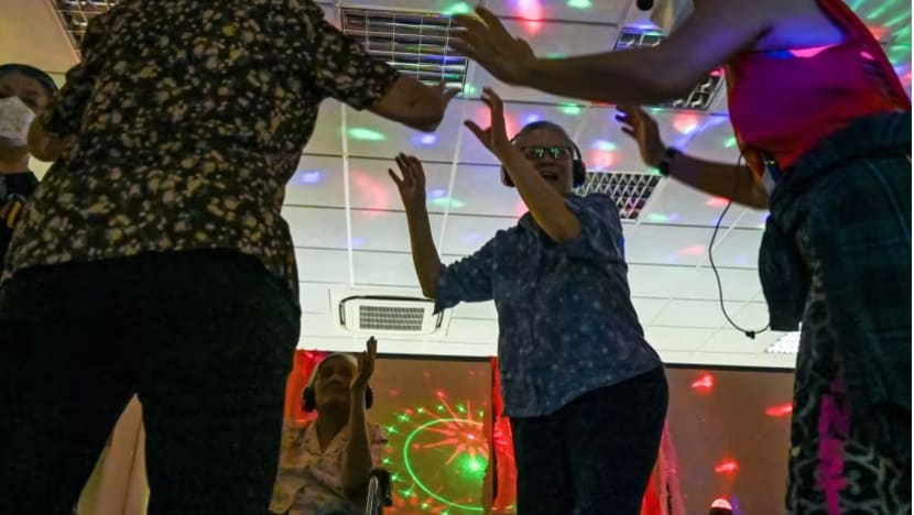 Manfaat disko senyap bagi pesakit demensia SG 