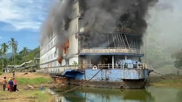 泰国网红打卡点“废弃船酒店”发生大火