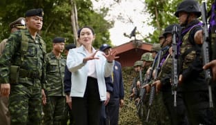 Thai PM meets army commander in attempt to defuse political crisis
