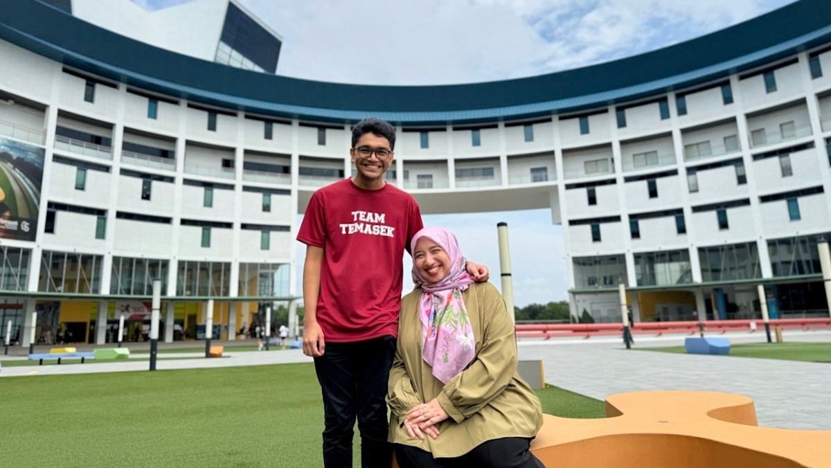 Ibu satu ini memutuskan untuk kembali ke bangku kuliah bersama putranya di usia 40