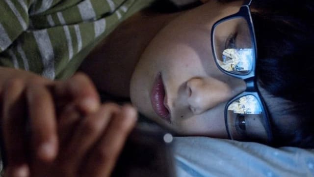 总是躺着滑手机？要不得的习惯赶紧改，不然后果难以想像！