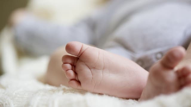 刚给保姆照顾四天 马国男婴脑部溢血半身瘫痪