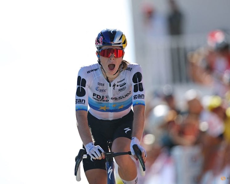 Niewiadoma-Phinney conquers Ventoux to snatch Tour de France Femmes lead