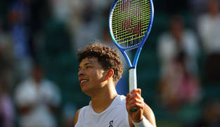 Shelton gets one up on dad as he battles to Wimbledon quarter-finals