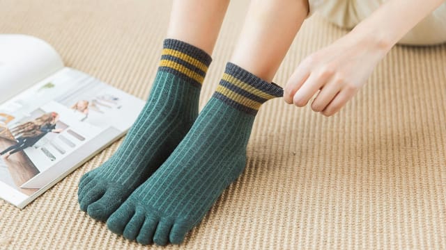 袜子洗了还是臭臭的？那就翻过来洗！
