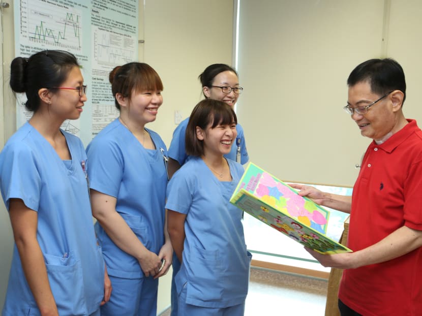 Mr Heng Swee Keat receiving a card from the nurses at Neuro ICU at Tan Tock Seng Hospital.