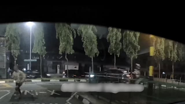 被交警示意受检后拒停逃逸 一番追逐后23岁无驾照男骑士落网