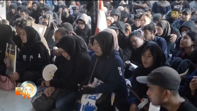 印尼足球场踩踏事件届满一周年 民众聚集悼念死难者