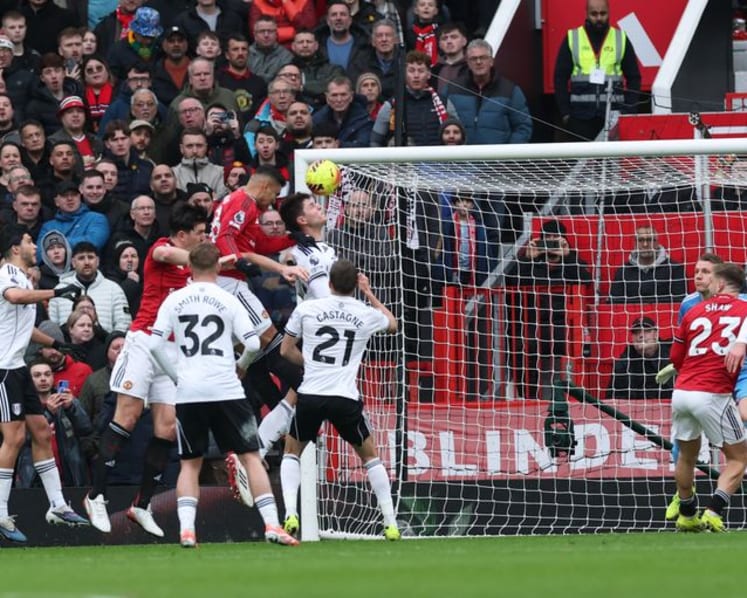 Man City and Villa slip up in title race, Man Utd win again