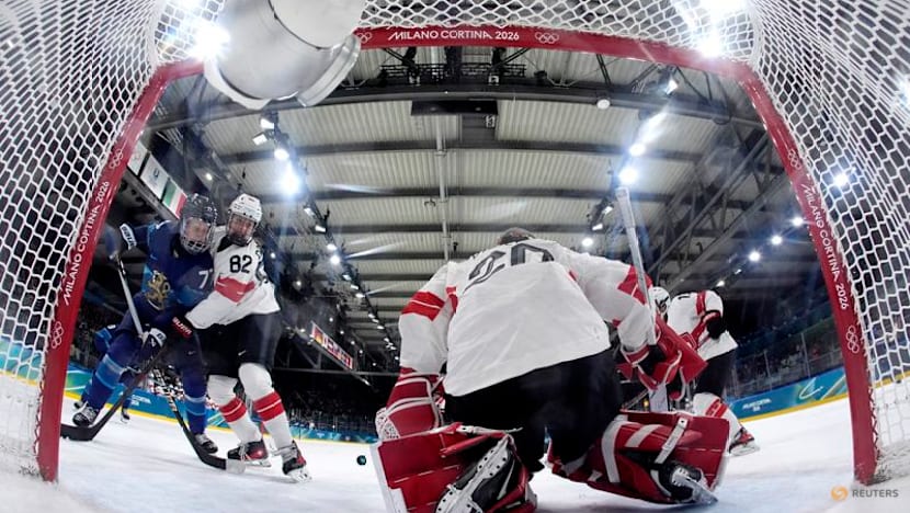 Ice hockey-Change of goalie helps Swiss reach women's semis as Braendli saves all