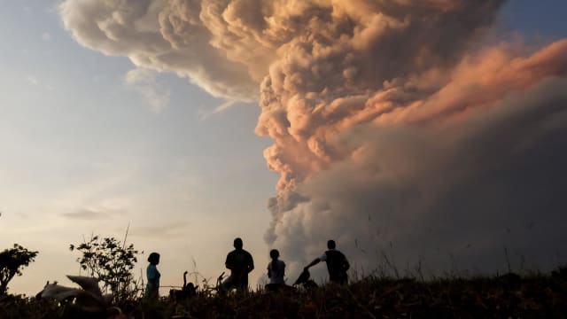 印尼勒沃托比火山再喷发三次 当局计划扩大禁区