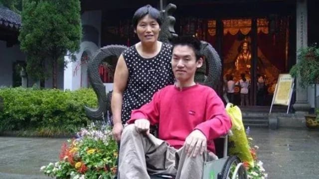 靠三根手指直播带货　渐冻人网红逝世