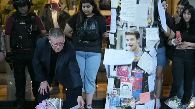 Liam Payne父亲现身儿子离世的酒店　哀戚亲吻照片痛别