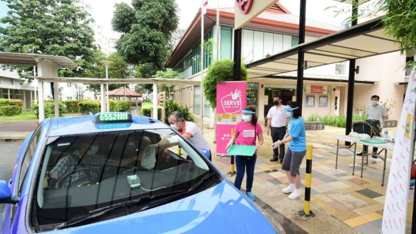 Pemandu teksi, kereta sewa privet 'dibelanja' makan tengah hari percuma di Kallang CC