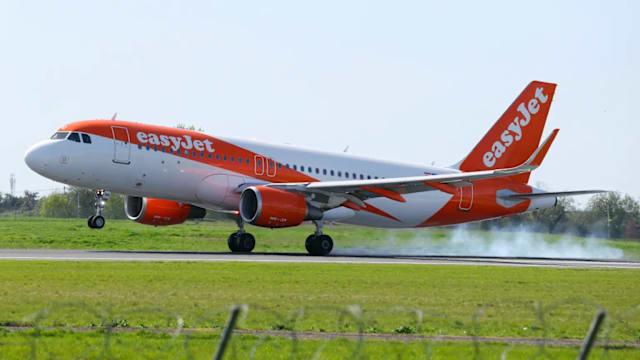 婚礼烟花逼近跑道 易捷客机降落前一刻紧急复飞