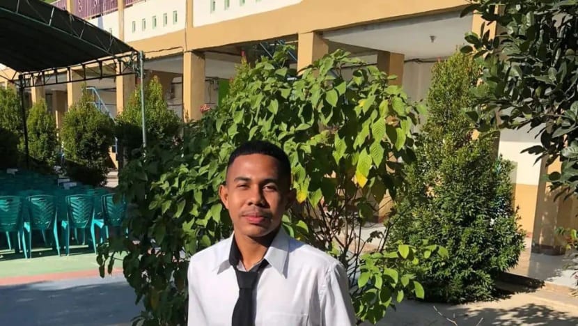 Sempat gagal karena tinggi badan, Joni pemanjat tiang bendera yang viral akhirnya diterima TNI Sempat gagal karena tinggi badan, Joni pemanjat tiang bendera yang viral akhirnya diterima TNI