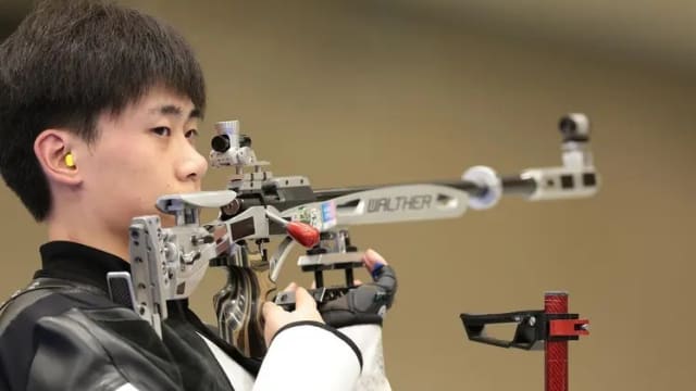 中国射击选手为中国收获本届奥运第十面金牌