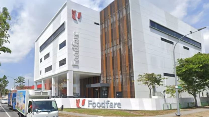 NTUC Foodfare didakwa kerana ayam perap tidak ditutup dengan betul; sediakan makanan tidak selamat