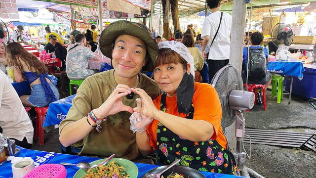 星厨不易当！杨志龙曼谷秀厨艺　挑战泰式打抛猪肉