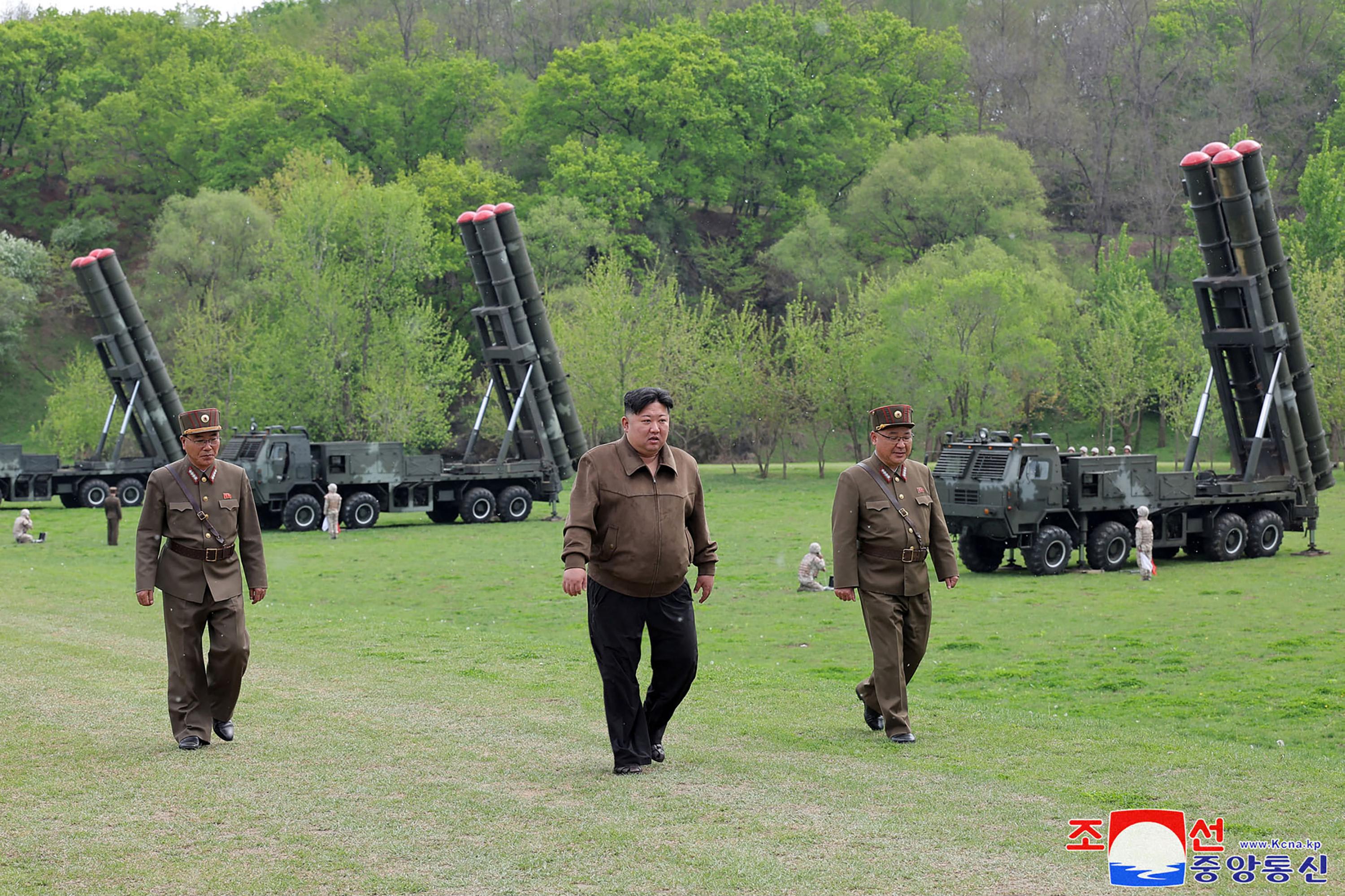 朝媒：金正恩视察240毫米多管火箭发射系统试射- 8world