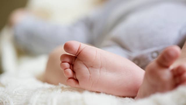 出现急性脑炎 香港男婴染冠病三天后不治