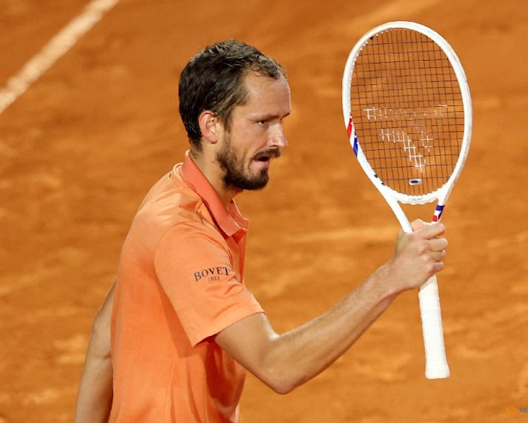 Sinner closes in on Italian Open final before rain halts Medvedev clash