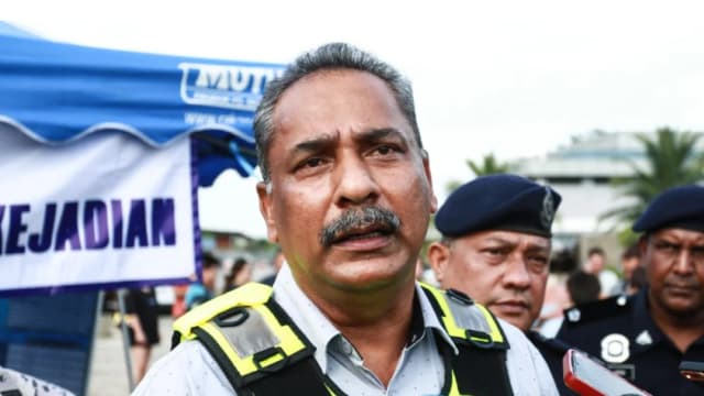 马国快艇翻覆事件 警方：快艇第二次试航时翻覆