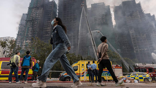 冲下楼逃出火场 港夫妇：警报没有响