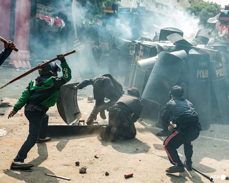 Singapore advises citizens in Indonesia to avoid protest areas