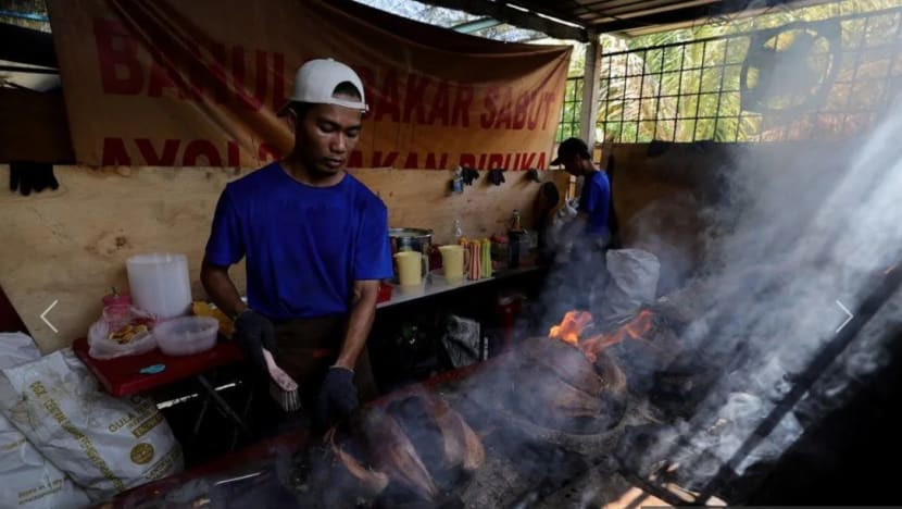 Bakar kuih bahulu guna sabut kelapa; lelaki Malaysia ini hidupkan kembali tradisi dengan tarikan tersendiri
