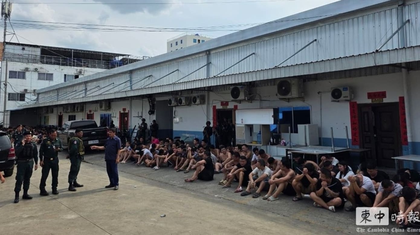 柬埔寨执法部门在边境城市波比（Poipet）一处电信诈骗园区展开大规模的执法行动，逮捕上千名外籍人士，其中绝大多数为中国籍。行动一度出现混乱，军方随后介入支援。 （图：《柬中时报》）