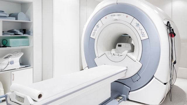 中国男子做核磁共振困机器上六小时 医生被停职