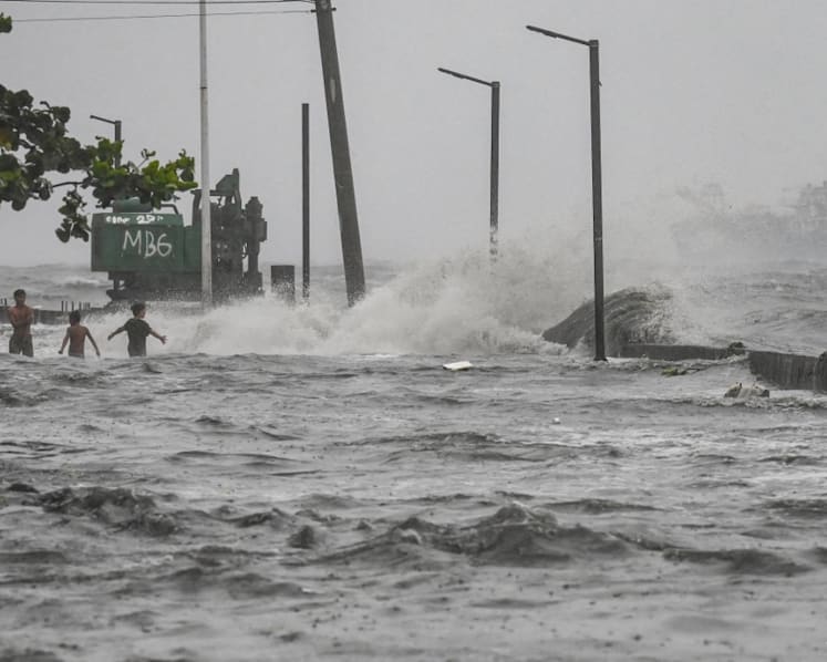 More than 10 dead as tropical storm floods Philippines, disrupting schools and flights