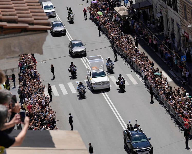 Hundreds of thousands at funeral for pope 'with an open heart'